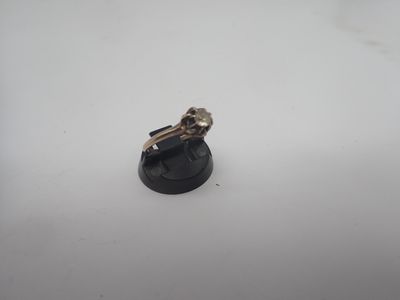 gros plan d'une bague en argent sur une surface blanche