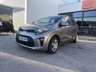 une voiture argentée garée devant un bâtiment dans un parking