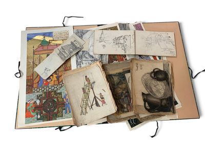 une pile de vieux livres posés sur une table