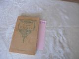 un livre posé sur un lit, avec un post-it rose