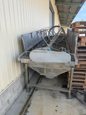 beaucoup de déchets par terre à côté d'un immeuble
