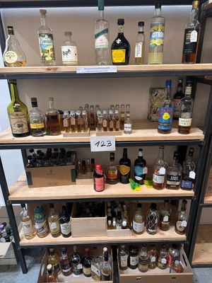 des bouteilles d'alcool sont disposées sur les étagères d'un magasin de spiritueux