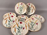 un lot de six assiettes peintes à la main, ornées de fleurs
