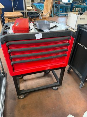 une photo d'une armoire à outils rouge dans un atelier