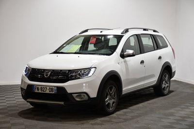 la dacia blanche est garée dans une pièce au sol en damier