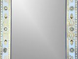 une image représentant un miroir décoratif orné d'une bordure bleue et dorée