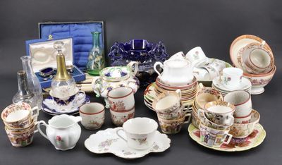 de nombreux types différents d'assiettes, de tasses et de soucoupes en porcelaine