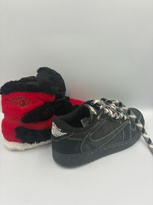 une paire de baskets noires et rouges avec des lacets noirs et blancs