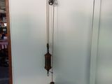 une horloge accrochée au mur à côté d'une porte