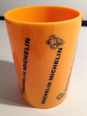 une tasse jaune sur laquelle est dessinée une abeille