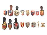 plusieurs types de badges sont présentés sur une surface blanche