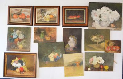 de nombreux tableaux accrochés au mur d'une pièce