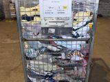 un chariot en métal contenant tout un tas de chaussures