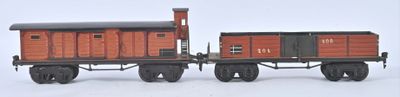 un petit train posé sur une surface blanche