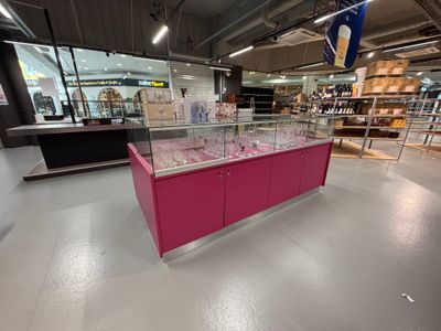 une vitrine rose au milieu d'un magasin