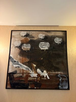un tableau accroché au mur d'une chambre d'hôtel