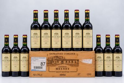 un lot de bouteilles de vin posées sur une caisse en bois