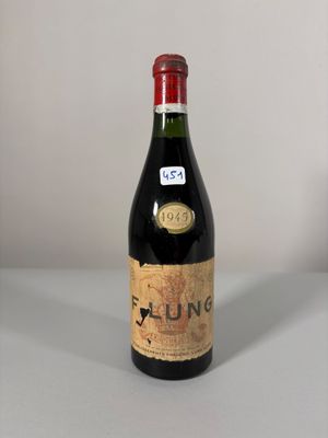 une bouteille de vin posée sur une table à côté d'une bouteille de vin