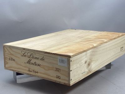 une boîte en bois posée sur un support métallique