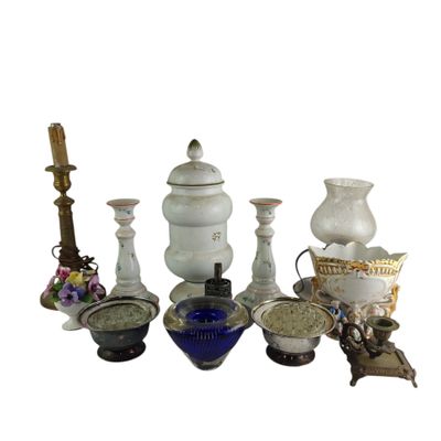 un grand nombre de vases posés sur une table