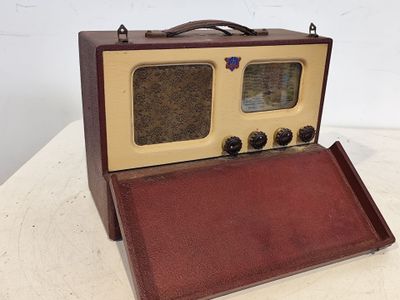 une vieille radio posée sur une table