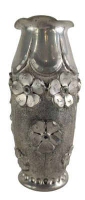 un vase en argent orné de fleurs sur fond blanc