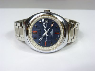 une montre en argent avec un cadran bleu
