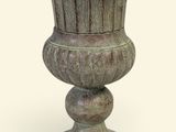 un grand vase posé sur une table