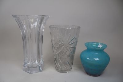 deux vases et un vase sur la table