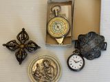 une petite boîte contenant une montre de poche, une montre de poche et une montre de poche