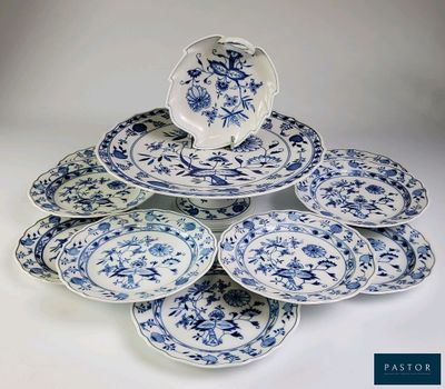 plusieurs assiettes bleues et blanches empilées les unes sur les autres