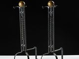 paire de bougeoirs anciens en fer et en laiton, sur socles