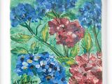 peinture représentant des fleurs bleues, rouges et vertes sur un fond vert