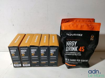 un sachet de boisson aux noix à côté d'un autre sachet de boisson aux noix