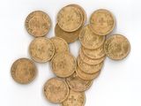 une pile de pièces d'or sur une surface blanche