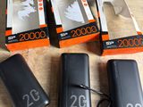 trois boîtes de piles et un chargeur posés sur une table