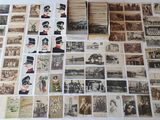 beaucoup de vieilles cartes postales sur la table