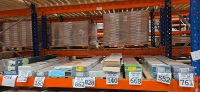 de nombreuses piles de livres sur les étagères du magasin