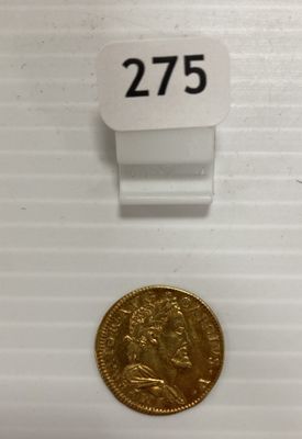 gros plan d'une pièce de monnaie sur une surface blanche avec une étiquette de prix