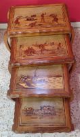 Suite de quatre tables gigognes en bois clair à décor de scè… (photo 3)