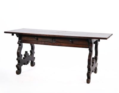 une vieille table en bois surmontée de deux tiroirs