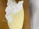 une feuille de papier posée sur une table en bois