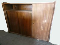 Buffet ouvrant à deux portes coulissantes et une porte à dro…