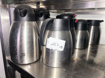 de nombreux modèles différents de bouilloires à café sur une étagère