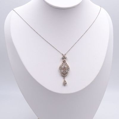 collier en métal argenté avec un pendentif en forme de poisson et un diamant