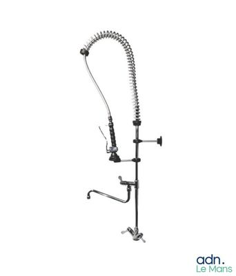 une photo d'un robinet de cuisine avec un évier et un robinet