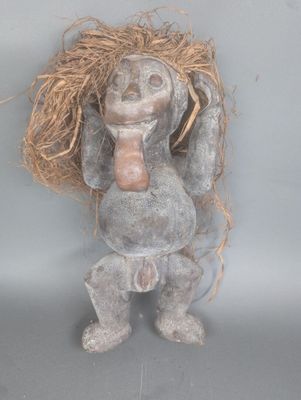une petite statue représentant un homme coiffé d'un chapeau de paille