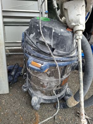 l'image d'une machine posée sur le sol