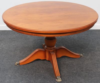 une table en bois à quatre pieds posée sur un sol recouvert de moquette