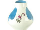 un vase blanc et bleu orné d'un motif floral